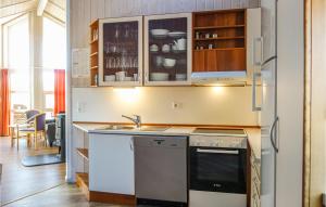 una cocina con fregadero y refrigerador en Awesome Home In Otterndorf With Sauna, en Otterndorf