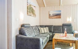 una sala de estar con un sofá y una mesa en Awesome Home In Otterndorf With Sauna, en Otterndorf