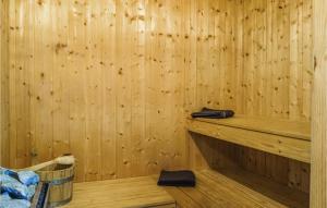una sauna con paredes de madera y una estantería de madera en Awesome Home In Otterndorf With Sauna, en Otterndorf 18 fotos más