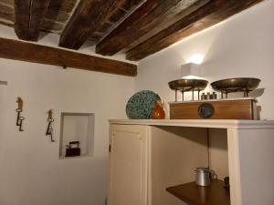 ビシェーリエにあるAntica Torre Medievaleのキッチン(カウンター、上にフライパン2つ付)
