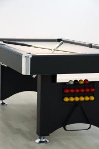 une table de billard avec un porte-billards dans l'établissement Lumi - modern apartment with parking, à Maribor