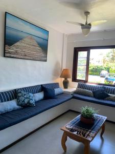 sala de estar con sofá y mesa en Buzios, Amazing Location, Fully Equipped, Great Pool!, en Búzios