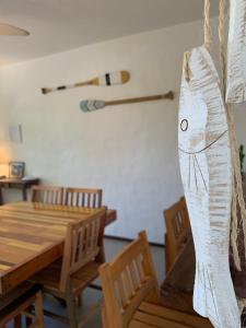 drewniana rzeźba ryby na stole jadalnym w obiekcie Buzios, Amazing Location, Fully Equipped, Great Pool! w mieście Búzios