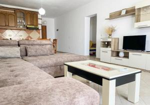 - un salon avec un canapé et une table basse dans l'établissement Aldo Apartment, à Tirana