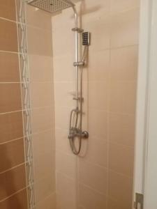 La salle de bains est pourvue d'une douche avec un pommeau de douche. dans l'établissement Sea Wave House, à Alanya
