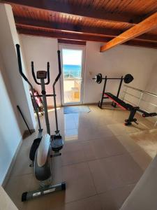 - une salle de sport avec deux vélos d'exercice et une fenêtre dans l'établissement Sea Wave House, à Alanya