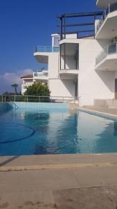 uma piscina vazia em frente a um edifício em Sea Wave House em Alanya