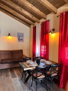 - un salon avec une table, des chaises et un canapé dans l'établissement Casas del Barranco de la Hoz, à Ventosa
