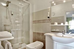 La salle de bains est pourvue d'une douche, d'un lavabo et de toilettes. dans l'établissement Logis Hôtel-Restaurant Les Voyageurs, à La Coquille