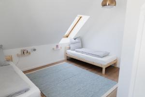 um quarto com uma cama, um banco e um tapete em our farm Ferienwohnung em Grasberg