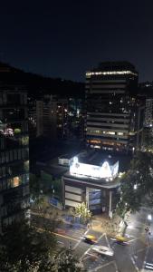 - Vistas a la ciudad por la noche con un edificio en Departamento en Providencia, en Santiago