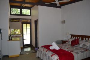 een slaapkamer met een bed en een plafondventilator bij Colonial Motel in Omeo