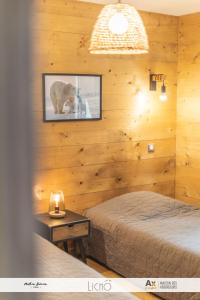 een slaapkamer met 2 bedden en een foto van een beer bij Les Balcons Montagnards in Ax-les-Thermes