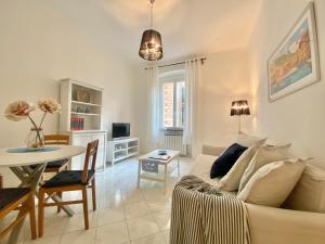 sala de estar con sofá blanco y mesa en TERMINAL Apartment, en Génova