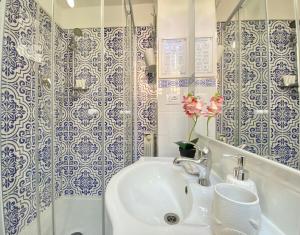 uma casa de banho com um lavatório e um chuveiro em TERMINAL Apartment em Gênova