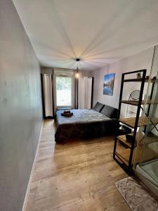 1 dormitorio con 1 cama y suelo de madera en Terrasse sur les Alpilles, en Saint-Rémy-de-Provence