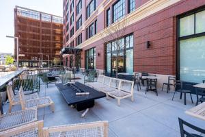 eine Terrasse mit Tischen und Stühlen sowie einem Tisch mit Schach in der Unterkunft Sable 87 - One Bedroom in Minneapolis