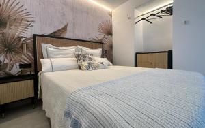 1 dormitorio con 1 cama grande con manta azul y blanca en Apartamento Garvey - Only Adults, en Torremolinos 18 fotos más