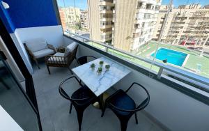Una mesa y sillas en una habitación con una ventana grande. en Apartamento Garvey - Only Adults, en Torremolinos