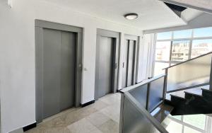 una habitación vacía con escaleras y ventanas en un edificio en Apartamento Garvey - Only Adults, en Torremolinos