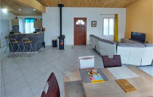 ein Wohnzimmer mit einem Sofa und einem Tisch in der Unterkunft Nice Home In Saint-georges-dolron With Kitchen in Saint-Georges-dʼOléron