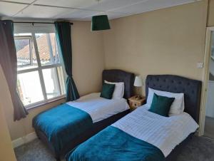Katil atau katil-katil dalam bilik di 2 bed 4ppl, Ground &1st Floor, 2x parking spaces, The Halt