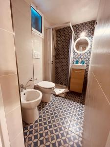 een badkamer met een toilet en een wastafel bij B&B Stellamarina in Pulsano