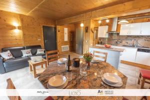 een keuken en een woonkamer met een tafel in een kamer bij Les Balcons Montagnards in Ax-les-Thermes