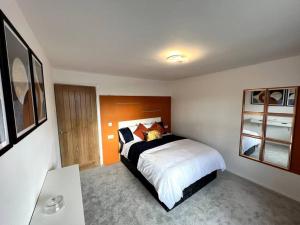 1 dormitorio con 1 cama grande en una habitación en EmmaDale 'Island' Bridlington Sleeps 5-7, en Bessingby