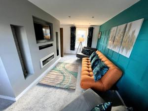 sala de estar con sofá y TV en EmmaDale 'Island' Bridlington Sleeps 5-7, en Bessingby