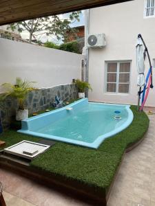 a swimming pool in the middle of a yard at Refugio El Jazmín in Posadas