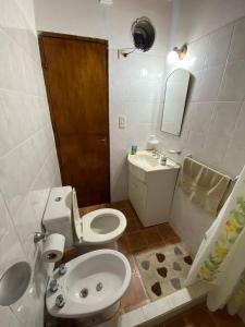 a bathroom with a toilet and a sink at Refugio El Jazmín in Posadas