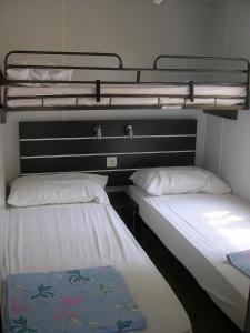 two bunk beds in a small room withthritisthritisthritisthritisthritisthritisthritisthritis at L'Oasi di Lulu' in Senigallia