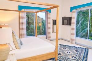 sypialnia z łóżkiem i oknem w obiekcie El Bosque Hotel Boutique w mieście Doradal