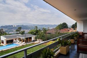 - une vue depuis le balcon d'une maison dans l'établissement Governor's Residence, à Kigali
