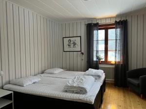 - une chambre avec 2 lits et une fenêtre dans l'établissement Trevlig villa mellan sjöarna i Vistträsk By., à Vistheden