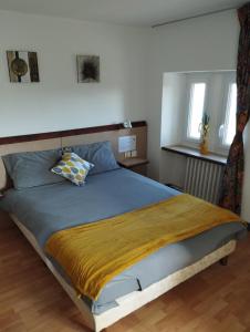 ein Schlafzimmer mit einem großen Bett in einem Zimmer in der Unterkunft L'Albatros in Perros-Guirec