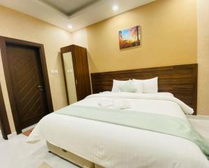 Ένα ή περισσότερα κρεβάτια σε δωμάτιο στο Summit Hotel Suites - القمة للأجنحة الفندقيه