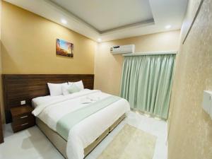 Postel nebo postele na pokoji v ubytování Summit Hotel Suites - القمة للأجنحة الفندقيه