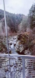 Grazioso Bilocale in Val Vigezzo في Craveggia: اطلالة على نهر من جسر