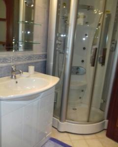 bagno con doccia e lavandino di EDyar nakhil Appartement a Marrakech