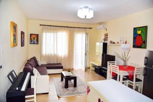 White Sea View Apartment Velipoje في فيليبوجي: غرفة معيشة مع أريكة وطاولة