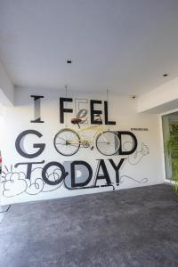 uma bicicleta na parede com um sinal que diz que me sinto bem hoje em TRYP by Wyndham Chetumal em Chetumal
