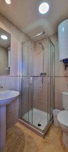 Kúpeľňa v ubytovaní Homes of Spain, Apartamentos Paraiso Vera Playa, Ed Tahiti, Atico F de 2 dormitorios con piscina privada en solárium y barbacoa, pie de playa