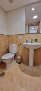 Kúpeľňa v ubytovaní Homes of Spain, Apartamentos Paraiso Vera Playa, Ed Tahiti, Atico F de 2 dormitorios con piscina privada en solárium y barbacoa, pie de playa