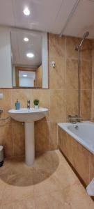 Kúpeľňa v ubytovaní Homes of Spain, Apartamentos Paraiso Vera Playa, Ed Tahiti, Atico F de 2 dormitorios con piscina privada en solárium y barbacoa, pie de playa