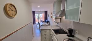 Kuchyňa alebo kuchynka v ubytovaní Homes of Spain, Apartamentos Paraiso Vera Playa, Ed Tahiti, Atico F de 2 dormitorios con piscina privada en solárium y barbacoa, pie de playa