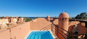 Bazén v ubytovaní Homes of Spain, Apartamentos Paraiso Vera Playa, Ed Tahiti, Atico F de 2 dormitorios con piscina privada en solárium y barbacoa, pie de playa alebo v jeho blízkosti