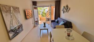 Posedenie v ubytovaní Homes of Spain, Apartamentos Paraiso Vera Playa, Ed Tahiti, Atico F de 2 dormitorios con piscina privada en solárium y barbacoa, pie de playa