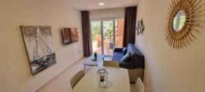 Televízia a/alebo spoločenská miestnosť v ubytovaní Homes of Spain, Apartamentos Paraiso Vera Playa, Ed Tahiti, Atico F de 2 dormitorios con piscina privada en solárium y barbacoa, pie de playa